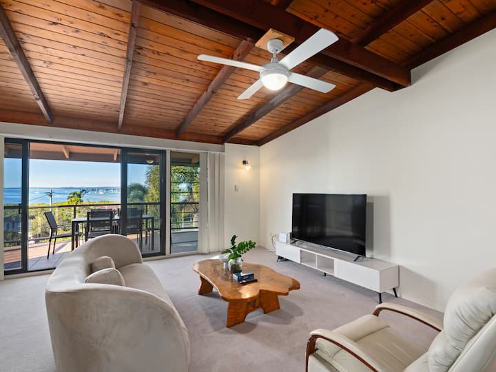 Coastal Family Escape W/ Pool, Balcony & Bay Views - Coochiemudlo Island