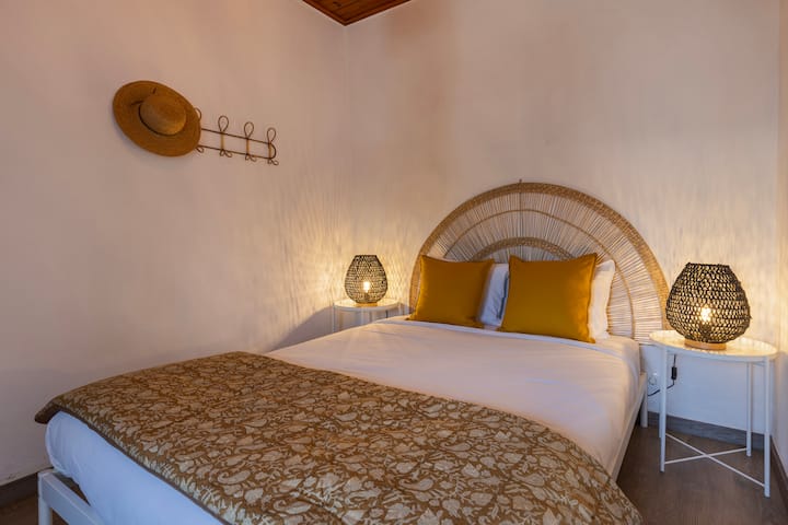 Quarto duplo sereno com tons naturais