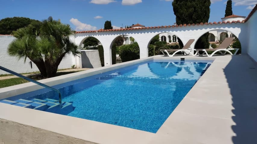009 Noguera Villa with moorage and pool