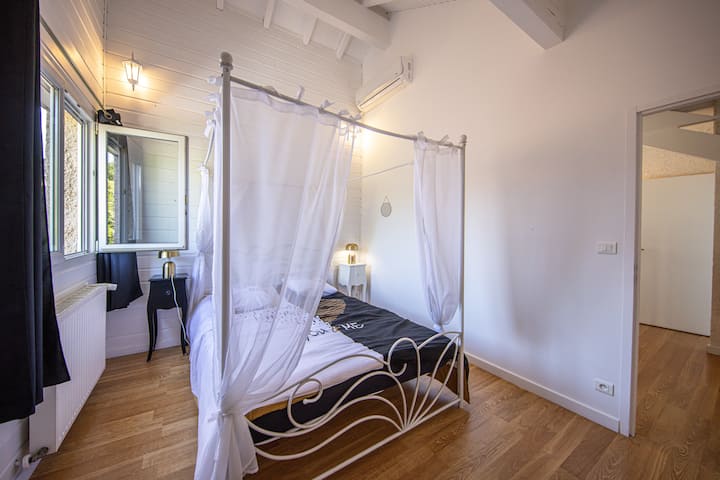 Chambre 1er étage avec un lit 2 places, climatisation