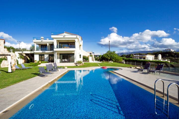 Golden Key Villa, 13 BD, private pool, sea views! gallery image 5