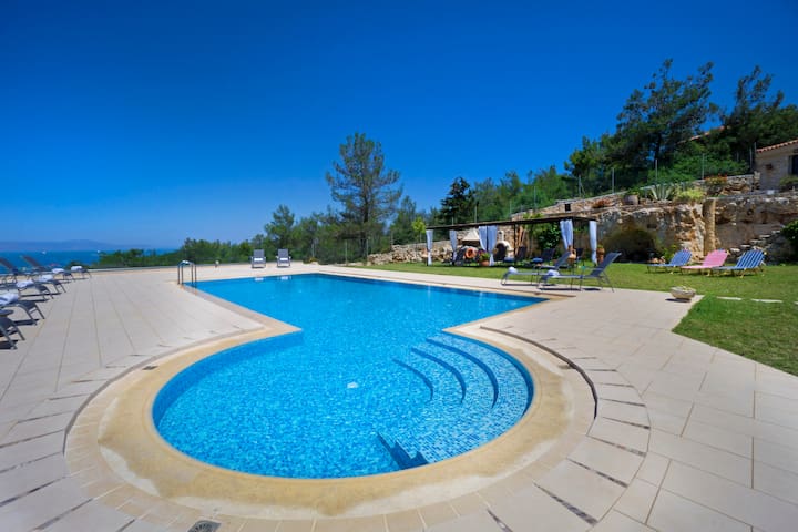 Golden Key Villa, 13 BD, private pool, sea views! gallery image 3