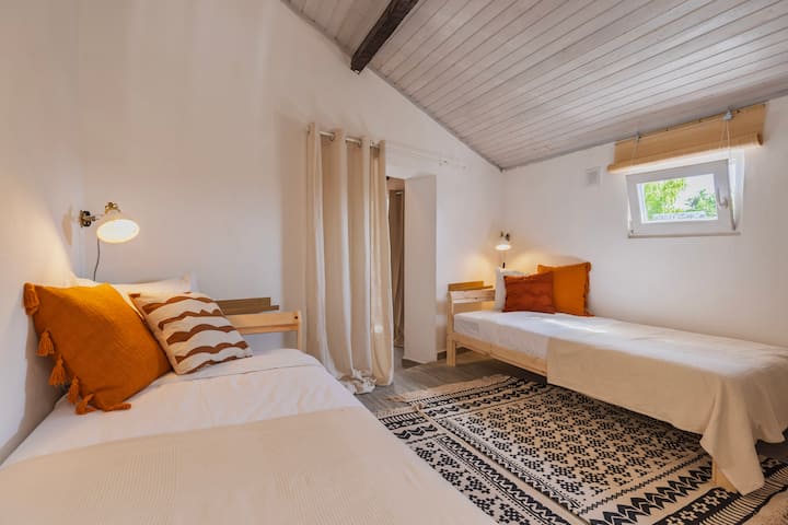 Chumba pacha cha kulala chenye utulivu na starehe chenye ufikiaji wa moja kwa moja wa chumba cha kulala mara mbili