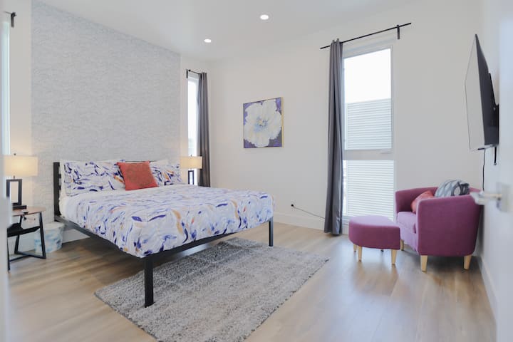 Od pohodlnej postele až po čitateľský kútik, táto izba je navrhnutá pre pohodlie.