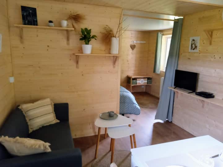 Chalet, Baignoire Double Et Chèvres Naines. - Brittany