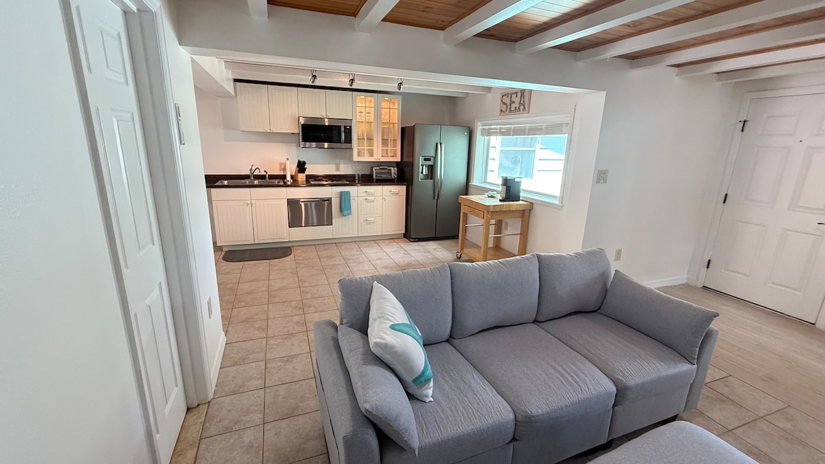 Popular Airbnb listing: Only 10 minutes to Siesta Beach! in South Sarasota