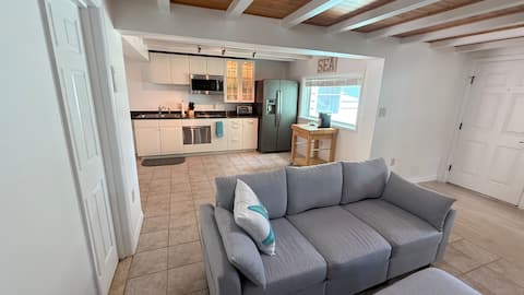Popular Airbnb listing: Only 10 minutes to Siesta Beach! in South Sarasota