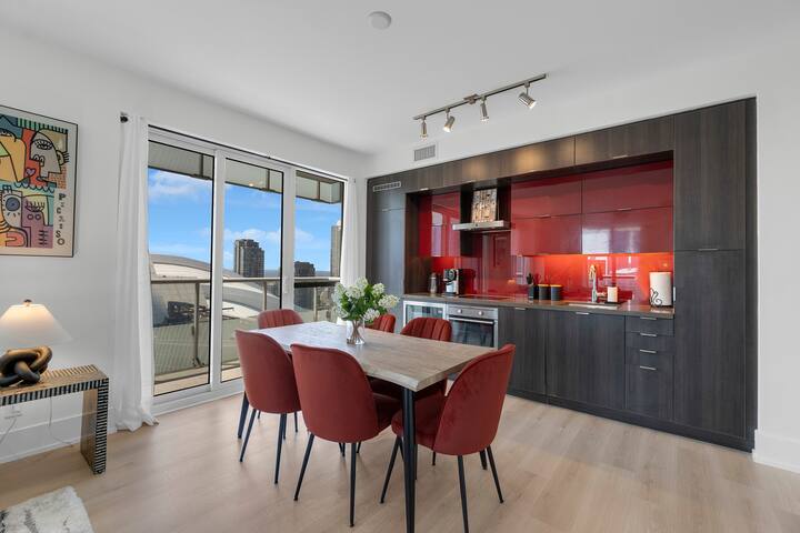 180° CN Tower View – Parking – Pool – City Center! gallery image 4