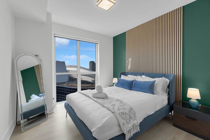 180° CN Tower View – Parking – Pool – City Center! gallery image 5