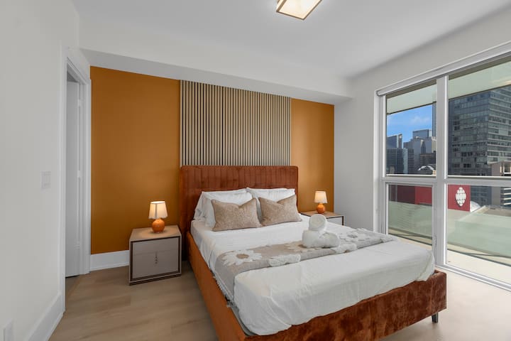 180° CN Tower View – Parking – Pool – City Center! gallery image 3