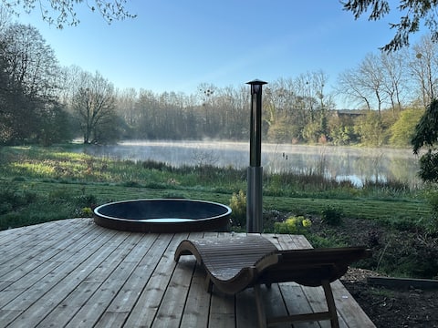 Charming Room + Sauna & Outdoor Hot Tub in Britany