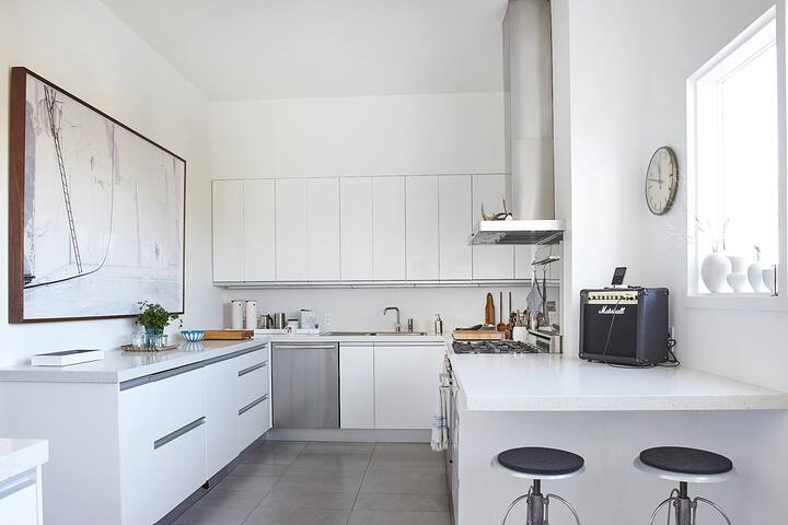 Unique Modern Airy Apartment with Contemporary Art gallery image 3