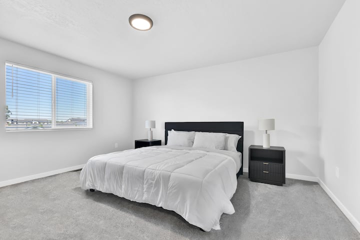 Glavna spavaća soba na katu s bračnim krevetom + putni krevetić u ormaru.