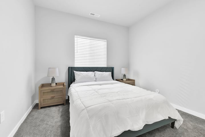 1. spavaća soba u prizemlju s bračnim krevetom (širine 150 – 179 cm)