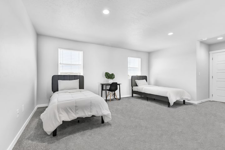 Drugi dnevni boravak na katu kao spavaća soba 5 s dva odvojena kreveta i prostorom za rad.