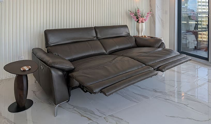 Air-Con|SteamShower|Squeak-free Beds|75″TV|Parking gallery image 4