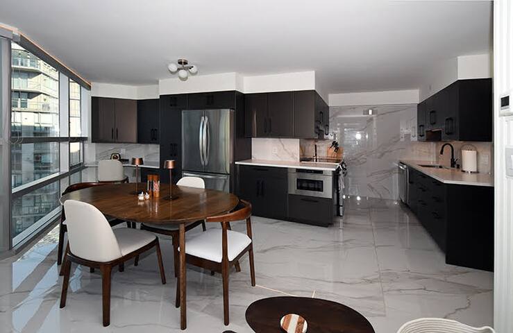 Air-Con|SteamShower|Squeak-free Beds|75″TV|Parking gallery image 3