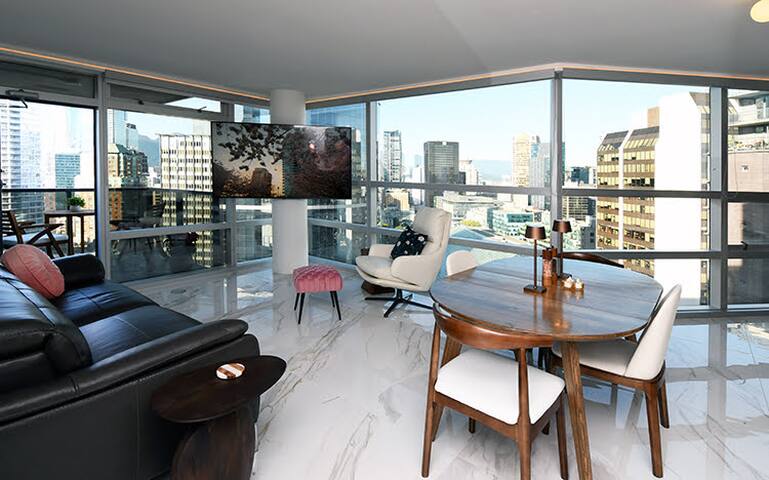 Air-Con|SteamShower|Squeak-free Beds|75″TV|Parking