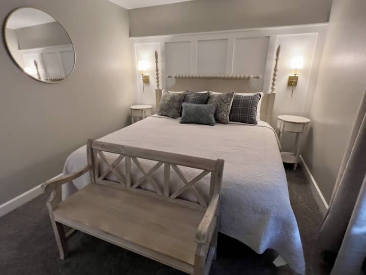 חדר שינה עם מיטת קינג-סייז וארון בגדים. מזרן אוויר דלוקס זוגי עם מצעים שנמצאים בארון כאן לסלון