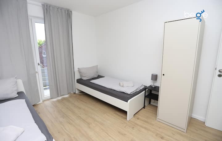 Chumba cha 1 cha kulala chenye vitanda vitatu vya mtu mmoja, eneo la kukaa na televisheni mahiri