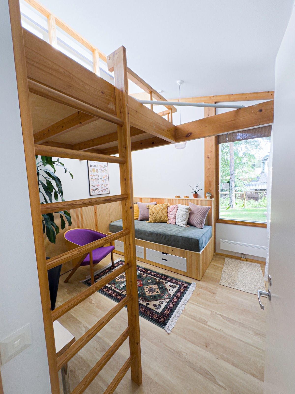 Стаята разполага с 120-сантиметрово лофт легло с малко работно пространство отдолу, финландски дървени панели и тапети с природна тематика, създаващи спокойно и уютно усещане. Разтегателният диван с дължина 80 см и качествен матрак може да се подготви за един гост.