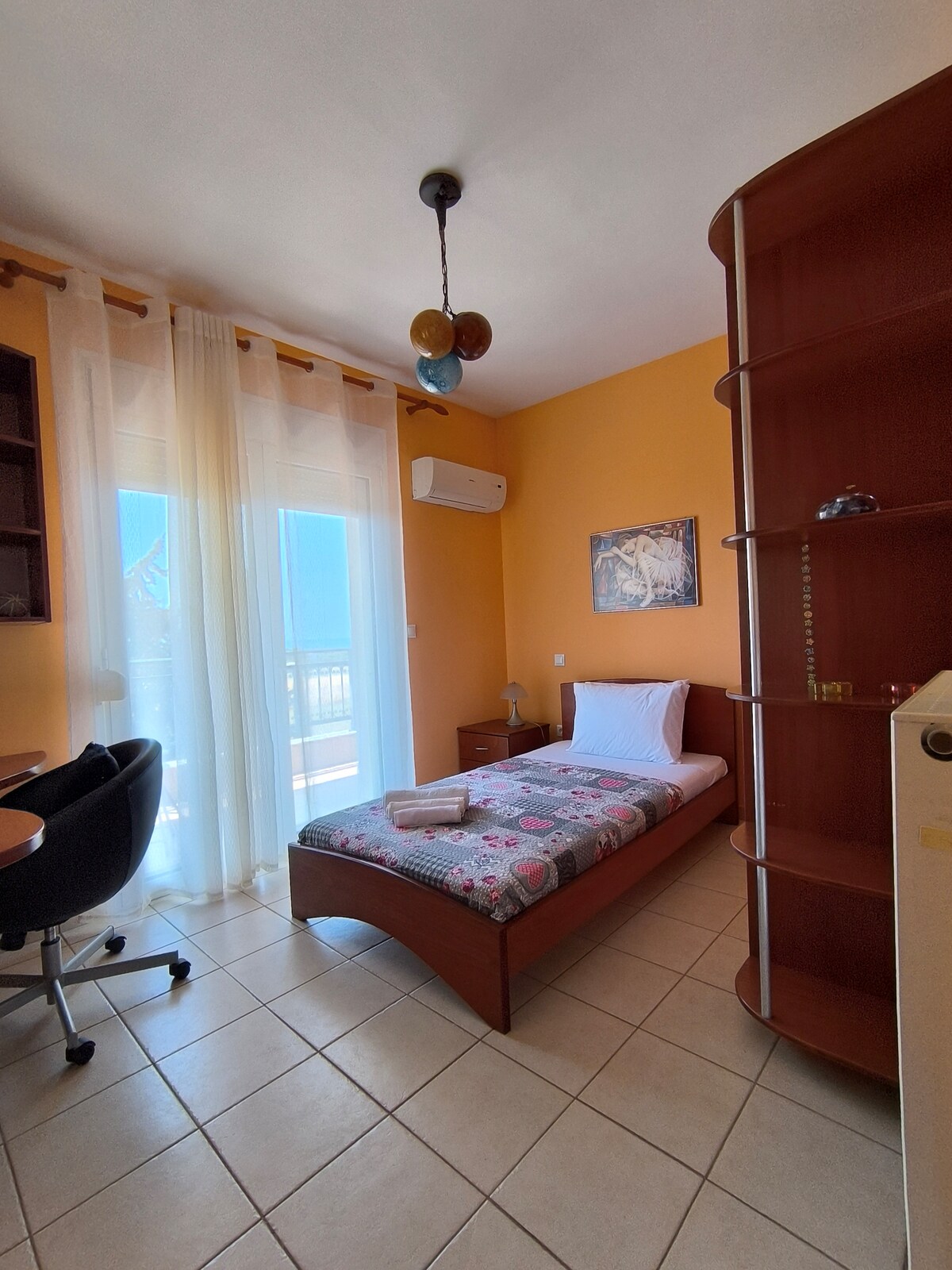 Jednokrevetna soba br. 01. U spavaćoj sobi se nalazi balkon, ormar, radni stol i stolica.