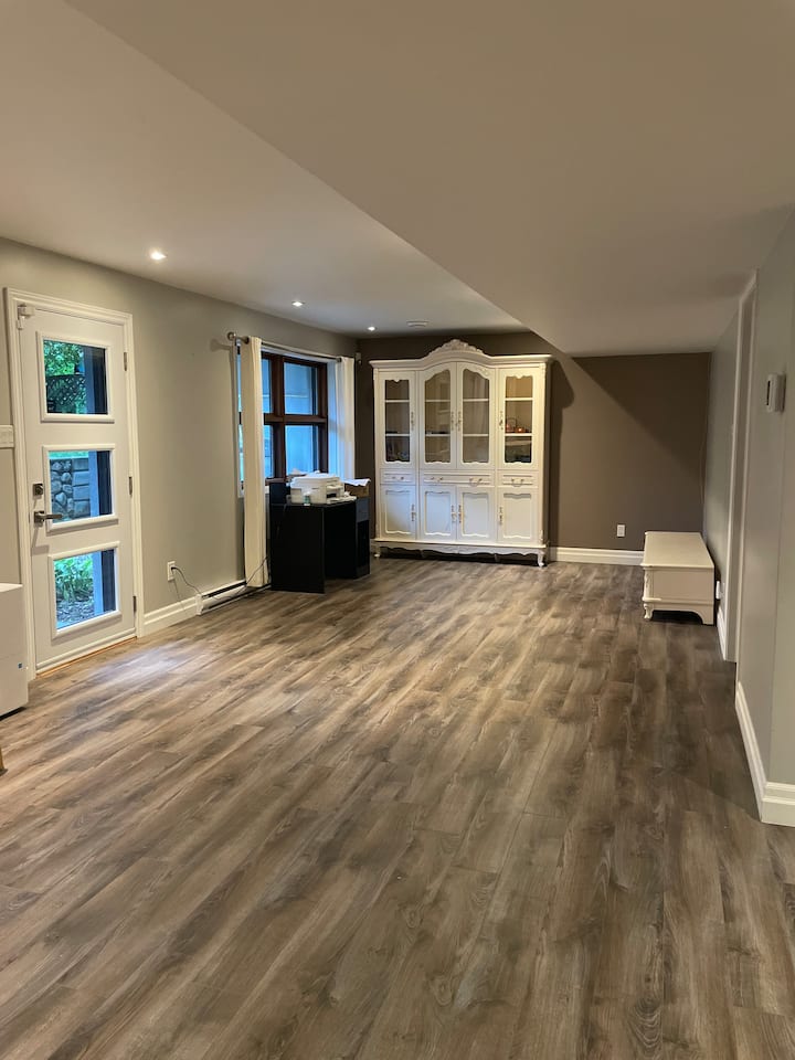 Quiet And Spacious 2 Bdrs With Backyard & Pool - Pointe-Claire