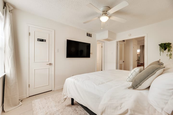 תיהנו מלילה נינוח בנופש המרגיע הזה הכולל מיטת קינג-סייז מפנקת ואור טבעי רך. אל תשכחו את הטלוויזיה החכמה ואת המרחב הסודי "לעובדים בלבד"