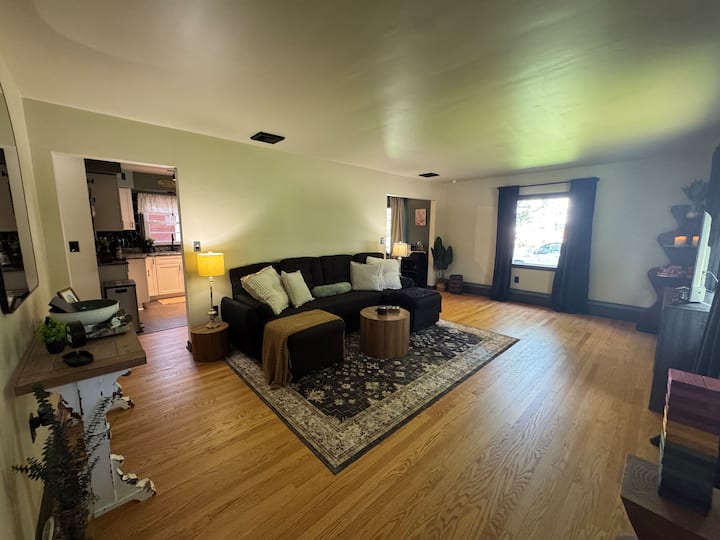 The Garden House | Renovated 2br | Walk To Llws - 威廉斯波特