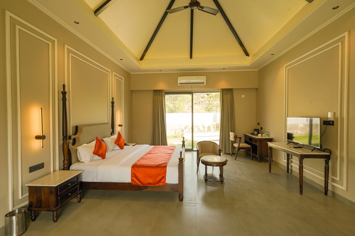 Стая с голямо двойно легло и малък басейн · Вилла с малък басейн „Дива“