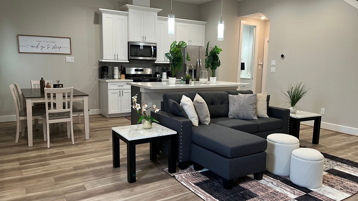 Top Airbnb: Modern 3BR in Gated Community Near Downtown in Eastex Jensen Area