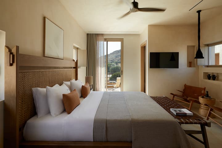 غرفة نوم رئيسية مع إطلالة جبلية وجاكوزي