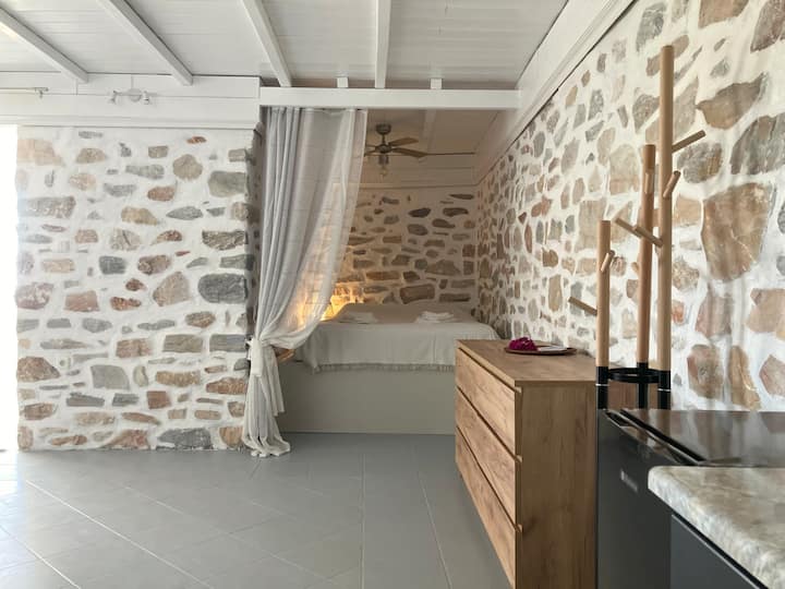 Cama doble con cubrecolchón nuevo y espacio de almacenamiento para tus maletas debajo de la cama.