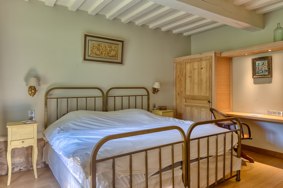 Amplia y luminosa habitación doble en la planta baja, ideal para una estadía con todas las comodidades.