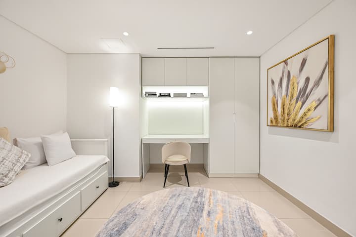 Flexibilný priestor s dennou posteľou, ktorú je možné premeniť na manželskú posteľ – stačí nám dať vedieť vopred