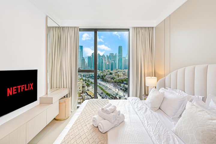 Oddýchnite si v tejto spálni s manželskou posteľou, inteligentnou televíziou, množstvom úložného priestoru a toaletným stolíkom