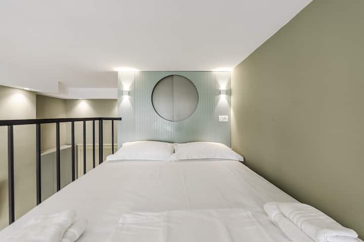 Quarto com uma cama de casal