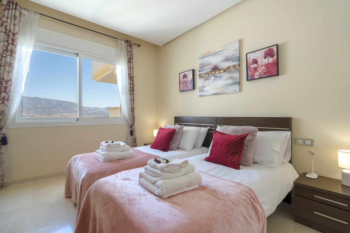 غرفة نوم واسعة مع سريرين مفردين، مثالية للأصدقاء أو العائلة، وتوفر الراحة والمرونة أثناء إقامتك.