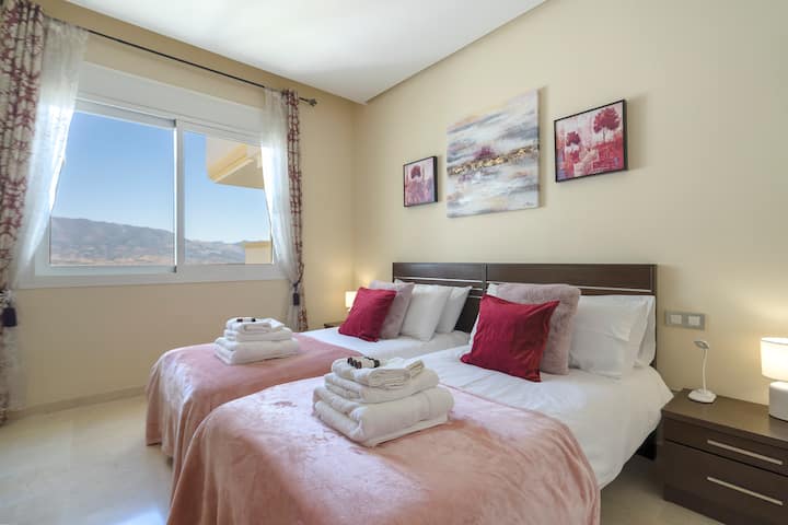 Priestranná spálňa s dvoma samostatnými lôžkami, ideálna pre priateľov alebo rodinu, ktorá ponúka pohodlie a flexibilitu počas vášho pobytu.