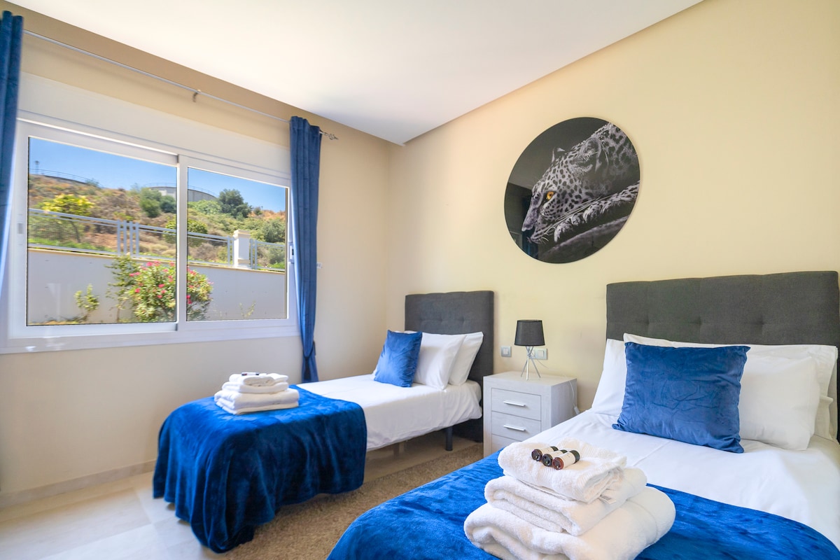 غرفة نوم واسعة مع سريرين مفردين، مثالية للأصدقاء أو العائلة، وتوفر الراحة والمرونة أثناء إقامتك.