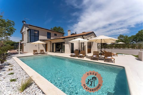 Popular Airbnb listing: Villa Ursaria - Deluxe Escape in Kadumi