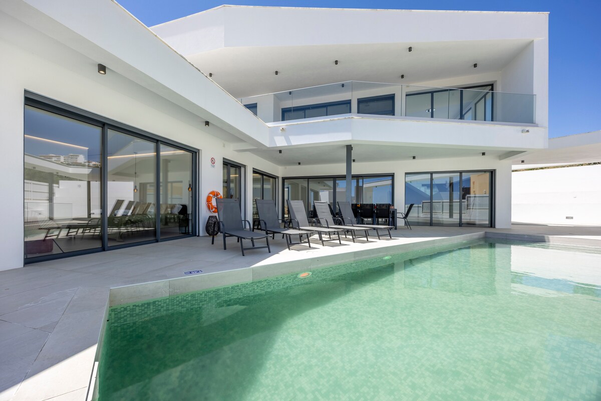 Villa Dominica with ocean views 4