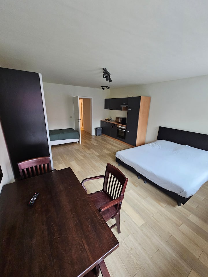 Bright & Modern Studio | Central | Sleeps 3 - Essen