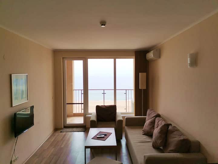 Хол с разтегателен диван.