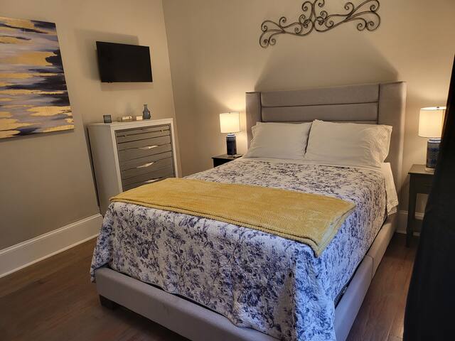 Glam Near Downtown-5 Bdrm W/Pool gallery image 4