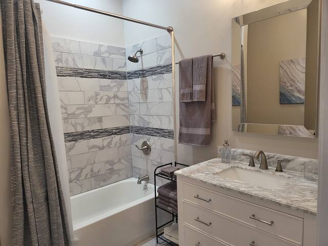 Glam Near Downtown-5 Bdrm W/Pool gallery image 5