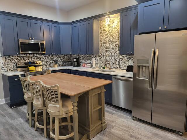 Glam Near Downtown-5 Bdrm W/Pool gallery image 2