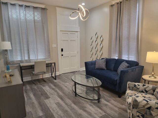 Glam Near Downtown-5 Bdrm W/Pool gallery image 3