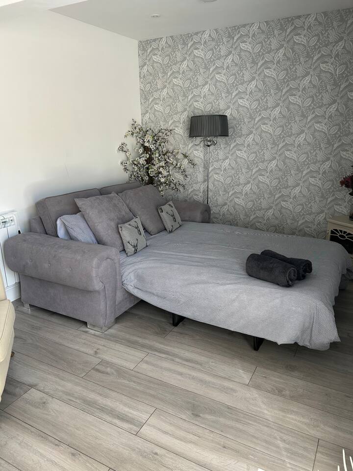 Удобен, удобен кауч на спуштање во просторот за одмор. Спие 2