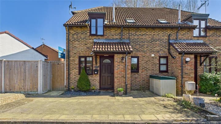 Light, Cosy Cottage With Garden, In Lightwater - Woking